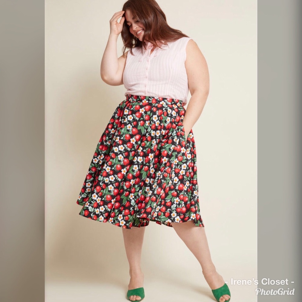 Hell Bunny “Awe In Line Skirt In Strawberries”